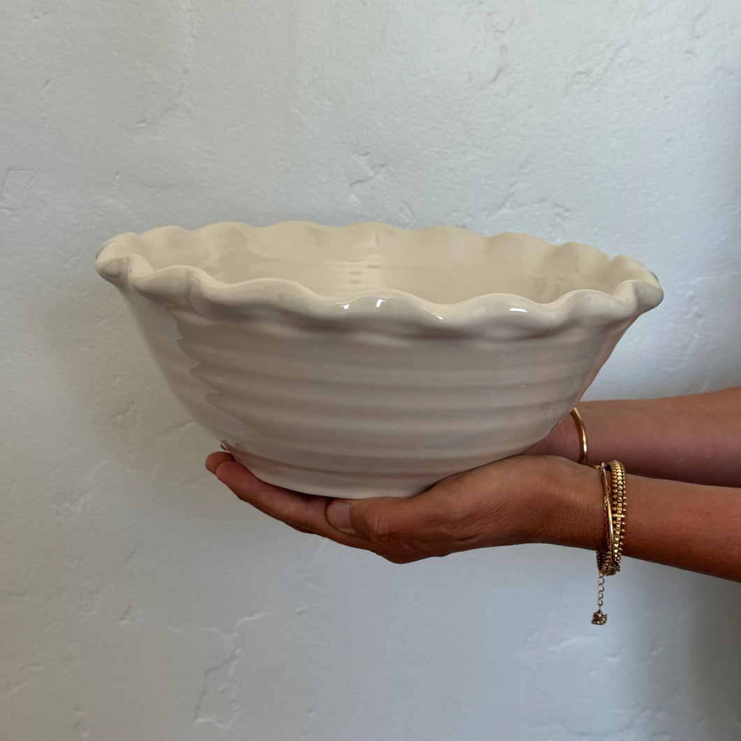 Stoneware Bowl with Scallop